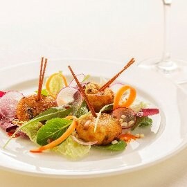 Polpettine di patate e alici con frutta secca su insalatina di radicchio misto e carote Polpettine di patate e alici con frutta secca su insalatina di radicchio misto e carote