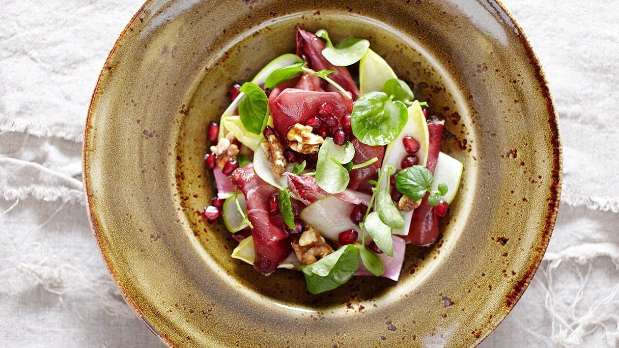 prosciutto di cervo affumicato con radicchio e melograno – - Ricetta prosciutto di cervo affumicato con radicchio e melograno – - Ricetta