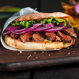 Puccia con pastrami, riccia e peperone e tabasco Puccia con pastrami, riccia e peperone e tabasco