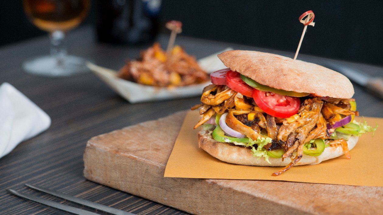 Pulled pork sandwich con la sua salsa barbecue – - Ricetta