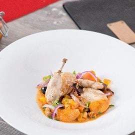 Quaglia in vasocottura con cipolla rossa e albicocche Quaglia in vasocottura con cipolla rossa e albicocche