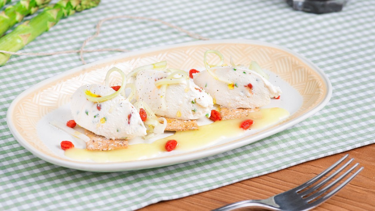 Quenelle di ricotta e bacche di goji con croccante al sesamo e sedano riccio – - Ricetta