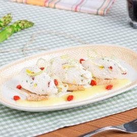 Quenelle di ricotta e bacche di goji con croccante al sesamo e sedano riccio