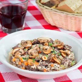Quinoa con straccetti di manzo al vino rosso, funghi champignon e nocciole croccanti Quinoa con straccetti di manzo al vino rosso, funghi champignon e nocciole croccanti