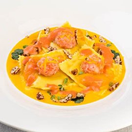 Ravioli all'aragosta con tartare di gamberi e noci pecan Ravioli all'aragosta con tartare di gamberi e noci pecan