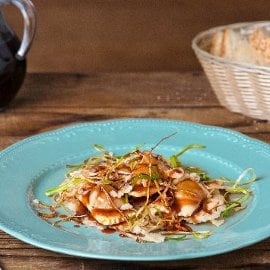 Ravioli con manzo brasato alla demi glace e nebbiolo con chips di parmigiano e porro crispy Ravioli con manzo brasato alla demi glace e nebbiolo con chips di parmigiano e porro crispy