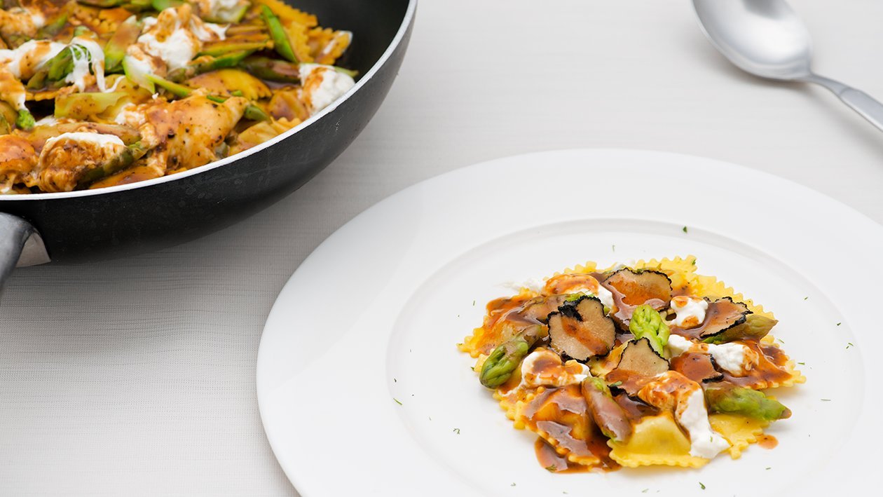 Ravioli di magro con Demi-Glace al tartufo, asparagi e burrata – - Ricetta