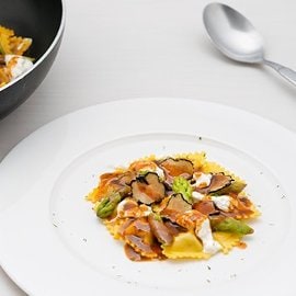 Ravioli di magro con Demi-Glace al tartufo, asparagi e burrata Ravioli di magro con Demi-Glace al tartufo, asparagi e burrata