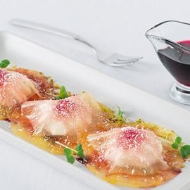 Raviolo di ananas con mousse al cocco e amarene Raviolo di ananas con mousse al cocco e amarene