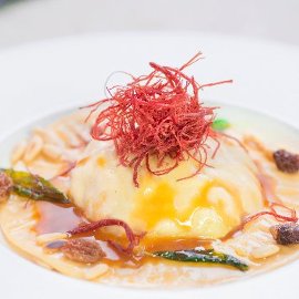 Raviolone di vitella, uvetta e pinoli con demi glace e sfilacci di manzo essiccato, burro e salvia Raviolone di vitella, uvetta e pinoli con demi glace e sfilacci di manzo essiccato, burro e salvia