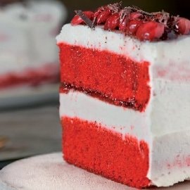 Red velvet con marmellata al lampone con mousse al formaggio fresco spalmabile e scaglie di cioccolato Red velvet con marmellata al lampone con mousse al formaggio fresco spalmabile e scaglie di cioccolato