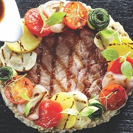 Entrecote di vitello con verdure grigliate e salsa di aglio nero Entrecote di vitello con verdure grigliate e salsa di aglio nero