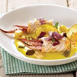 Riccioli di calamaro arrostiti al timo con crema di patate e zafferano e olive taggiasche Riccioli di calamaro arrostiti al timo con crema di patate e zafferano e olive taggiasche