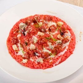 Risotto alla barbabietola con salsiccia di Brà e gorgonzola Risotto alla barbabietola con salsiccia di Brà e gorgonzola