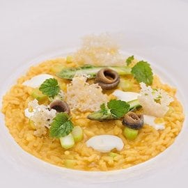 Risotto allo zafferano, acciughe e asparagi Risotto allo zafferano, acciughe e asparagi