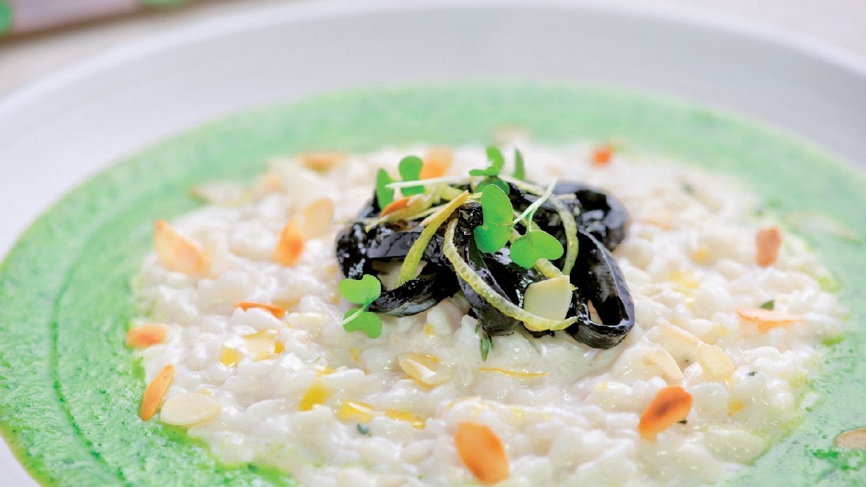 Risotto con crema di zucchine, mandorle, formaggio fresco spalmabile e julienne di seppie al nero di seppia – - Ricetta