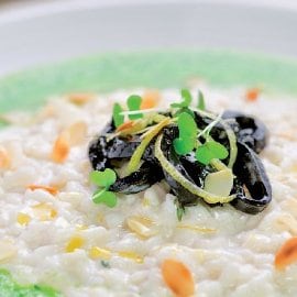 Risotto con crema di zucchine, mandorle, formaggio fresco spalmabile e julienne di seppie al nero di seppia Risotto con crema di zucchine, mandorle, formaggio fresco spalmabile e julienne di seppie al nero di seppia