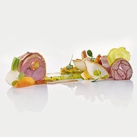 Roll di maialino e agnello al profumo di finocchietto curry nero e mele con demi-glace alla senape Roll di maialino e agnello al profumo di finocchietto curry nero e mele con demi-glace alla senape