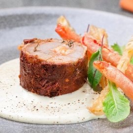 Rollatina di pollo al peperone e tabasco con salsa bianca alla paprika affumicata e peperoni in tempura Rollatina di pollo al peperone e tabasco con salsa bianca alla paprika affumicata e peperoni in tempura