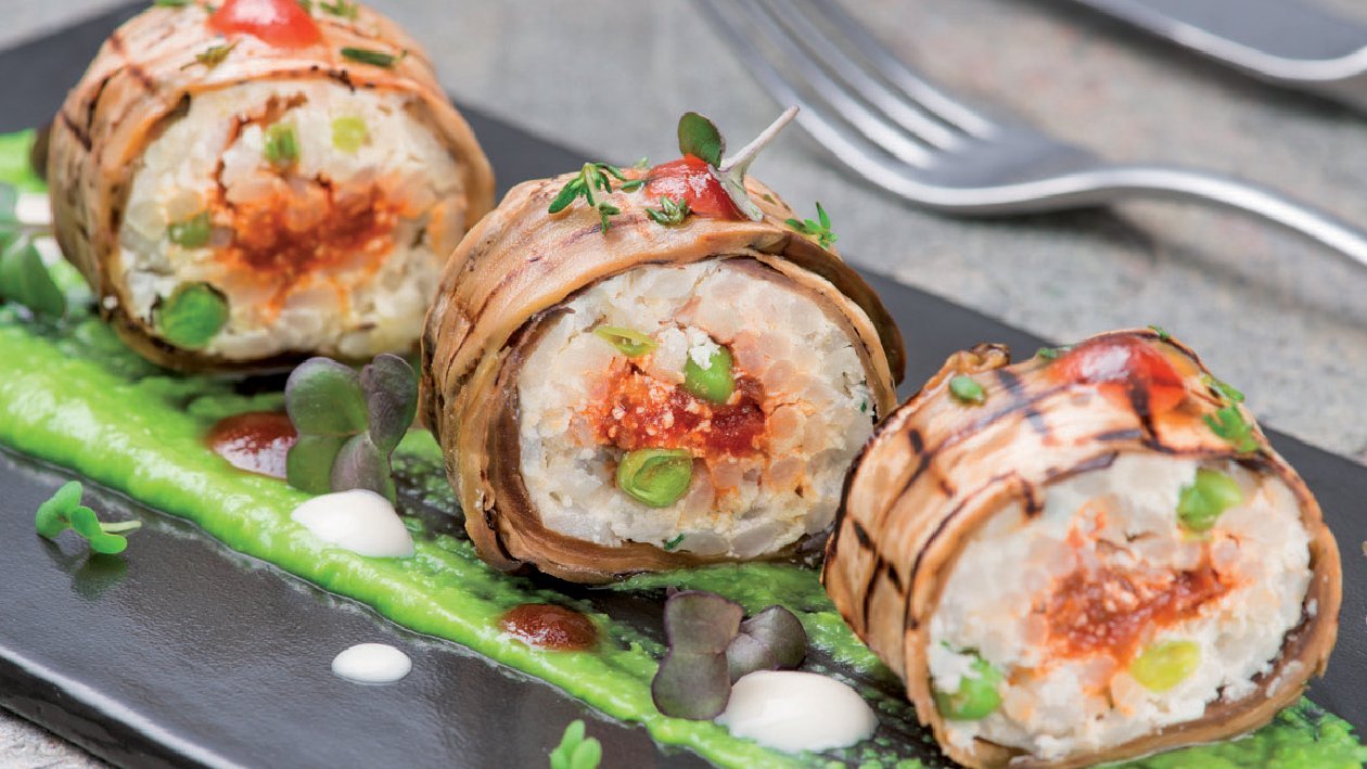 Rotolini di melanzane con sushi all'italiana, con salsa al pomodoro secco e crema di piselli – Ricetta