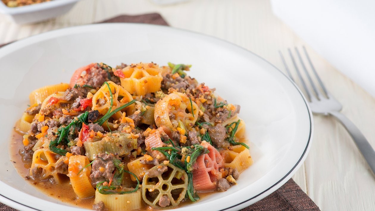 Ruote pazze al ragù di cinghiale con salicornia e mollica croccante