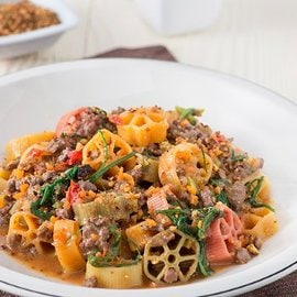 Ruote pazze al ragù di cinghiale con salicornia e mollica croccante