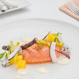Salmone confit alla liquirizia con insalata esotica e dressing acido Salmone confit alla liquirizia con insalata esotica e dressing acido