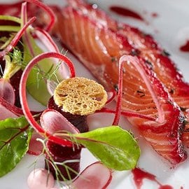 Salmone marinato con barbabietole e aneto Salmone marinato con barbabietole e aneto