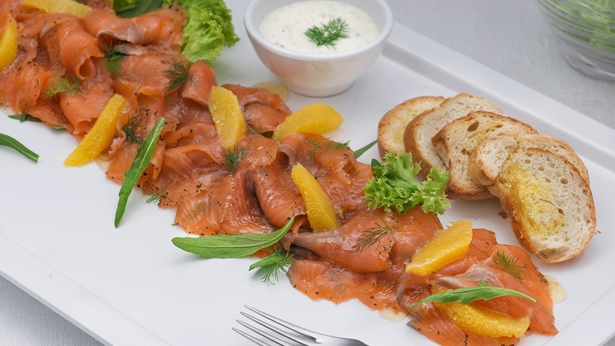 Salmone marinato con dressing all’aneto e agrumi