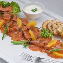 Salmone marinato con dressing all’aneto e agrumi Salmone marinato con dressing all’aneto e agrumi