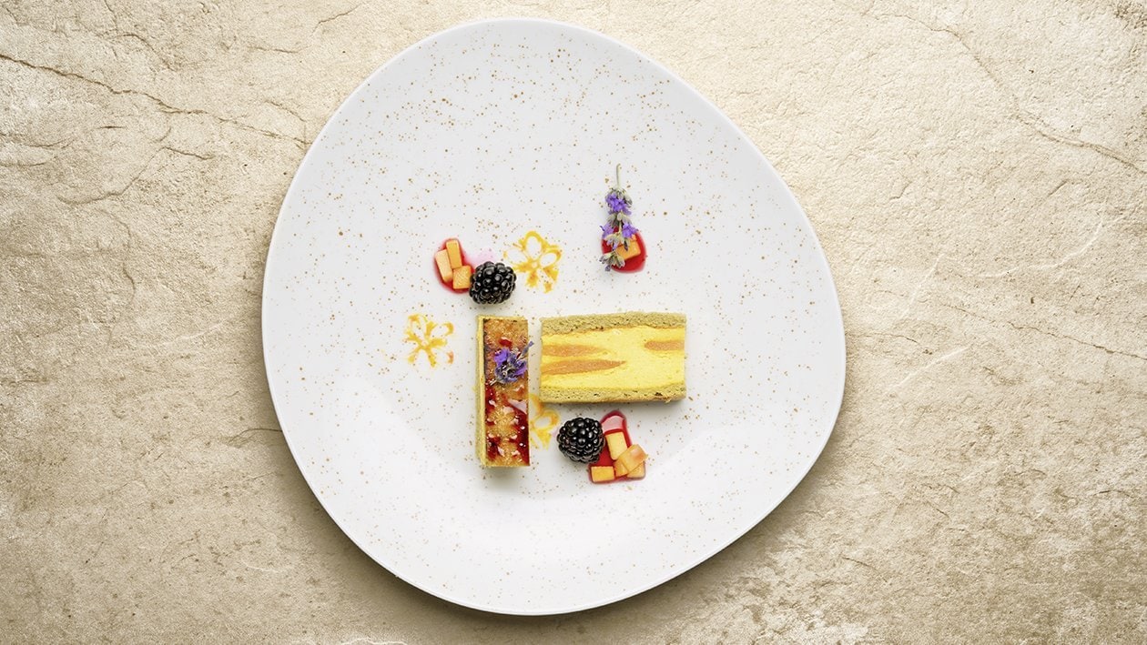 Sandwich caramellato di crema catalana alla lavanda e zenzero con mango brulée al whisky affumicato