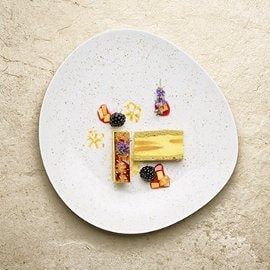Sandwich caramellato di crema catalana alla lavanda e zenzero con mango brulée al whisky affumicato Sandwich caramellato di crema catalana alla lavanda e zenzero con mango brulée al whisky affumicato