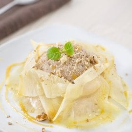 Semifreddo al torroncino con veli di ananas, caramello e granella di noci