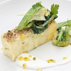 SFORMATO DI PATATE ALLO ZAFFERANO E CAVOLFIORI SU FONDUTA DI CACIOCAVALLO SFORMATO DI PATATE ALLO ZAFFERANO E CAVOLFIORI SU FONDUTA DI CACIOCAVALLO