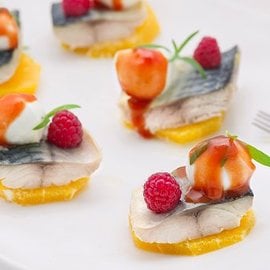 Sgombro al vapore con aceto di lamponi, bufala e arance Sgombro al vapore con aceto di lamponi, bufala e arance