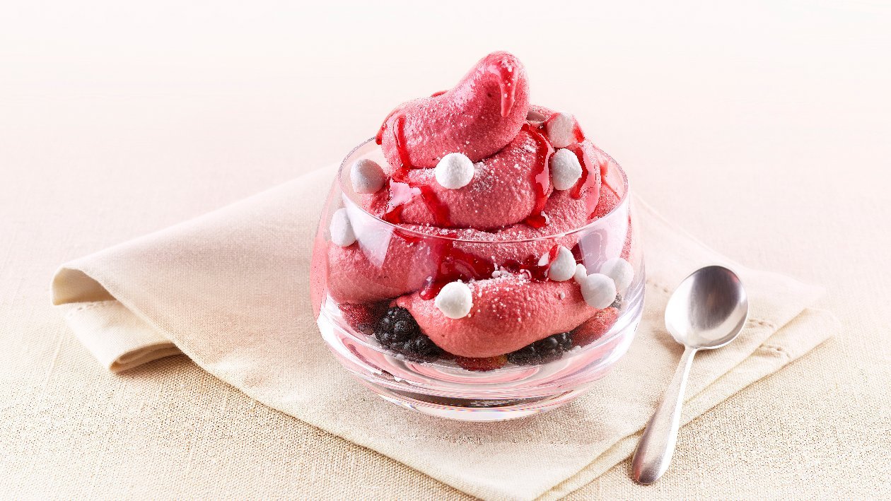 Sorbetto ai frutti di bosco con meringhette alla liquirizia e frutti di bosco freschi – - Ricetta