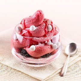 Sorbetto ai frutti di bosco con meringhette alla liquirizia e frutti di bosco freschi Sorbetto ai frutti di bosco con meringhette alla liquirizia e frutti di bosco freschi