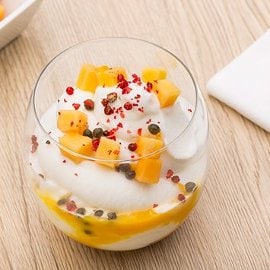 sorbetto al limone e pepe rosa con salsa alla papaya