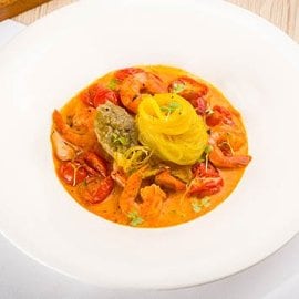 spaghetti di soia in salsa allo zafferano e limone con purea di melanzana, gamberi e pomodoro marinato spaghetti di soia in salsa allo zafferano e limone con purea di melanzana, gamberi e pomodoro marinato