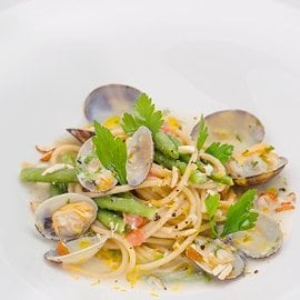 Spaghetti integrali con mandorle, fagiolini e guazzetto di vongole Spaghetti integrali con mandorle, fagiolini e guazzetto di vongole