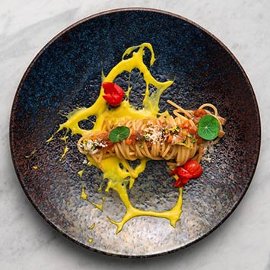 spaghetti saltati alla milanese con ragù bianco di osso buco, spuma di parmigiano allo zafferano con gremolada in polvere spaghetti saltati alla milanese con ragù bianco di osso buco, spuma di parmigiano allo zafferano con gremolada in polvere