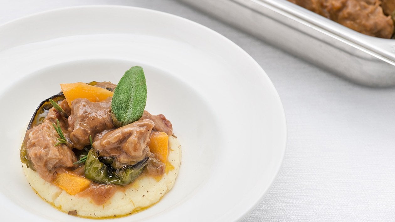 Spezzatino al negroamaro, verdure di stagione con puré rustico al burro e cannella