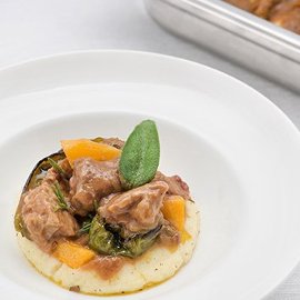 Spezzatino al negroamaro, verdure di stagione con puré rustico al burro e cannella Spezzatino al negroamaro, verdure di stagione con puré rustico al burro e cannella