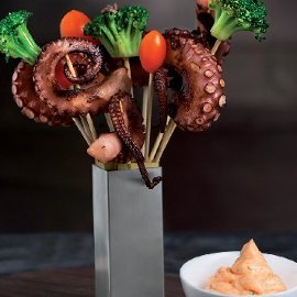 Stecchi di polpo arrostito al timo ed aglio con crema acida al peperone e broccoletti all'acciuga Stecchi di polpo arrostito al timo ed aglio con crema acida al peperone e broccoletti all'acciuga