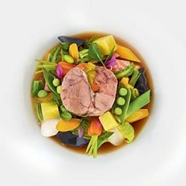 Stinco di vitello bollito al fieno di montagna e fava di tonka Stinco di vitello bollito al fieno di montagna e fava di tonka