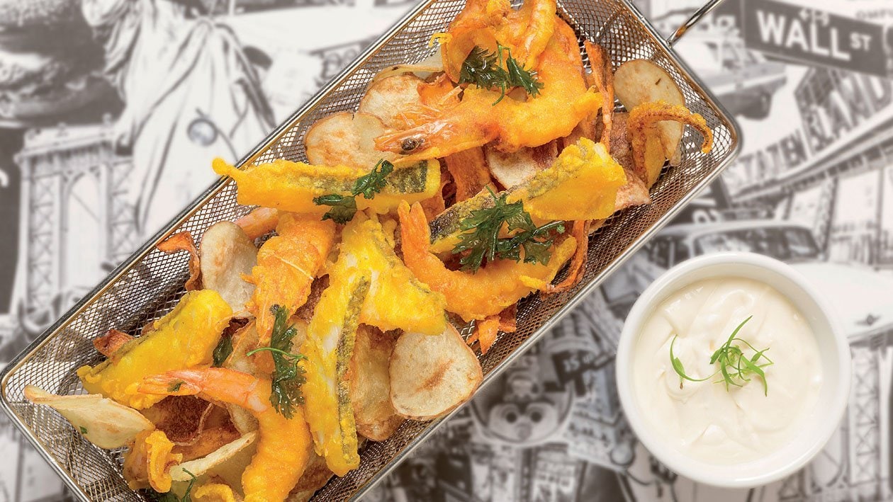 Street Food: New fish and chips: Calamari, baccalà e gamberi in Tempura alla curcuma, patate e carote chips con dressing Caesar Hellmann’s – - Ricetta