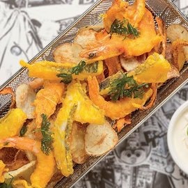 Street Food: New fish and chips: Calamari, baccalà e gamberi in Tempura alla curcuma, patate e carote chips con dressing Caesar Hellmann’s Street Food: New fish and chips: Calamari, baccalà e gamberi in Tempura alla curcuma, patate e carote chips con dressing Caesar Hellmann’s