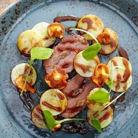 Stufato di cervo con patate, sedano e finferli Stufato di cervo con patate, sedano e finferli