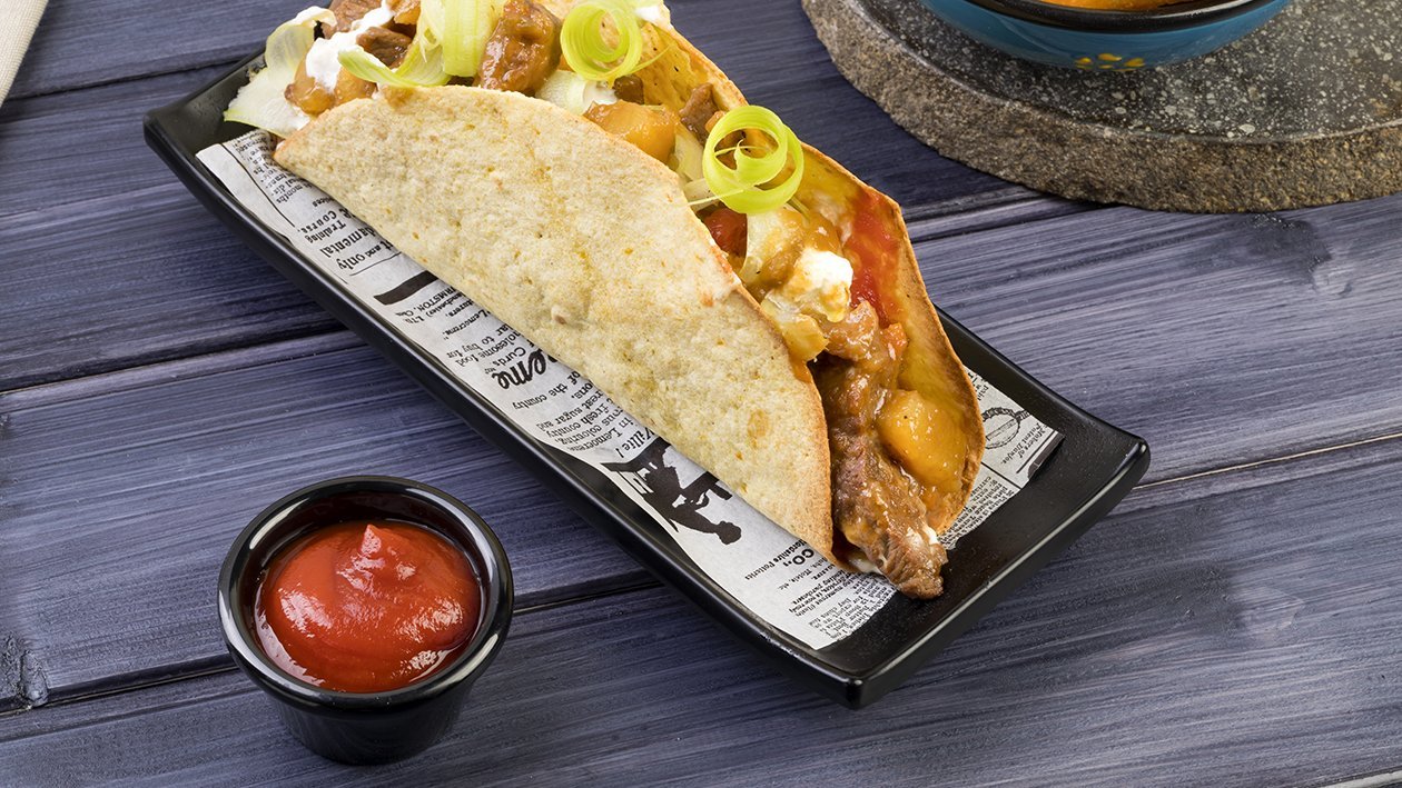 Tacos con stufato di carne e patate, sedano riccio, stracciatella al ketchup – - Ricetta