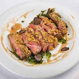 tagliata di manzo in crosta di patate e nocciole con insalatina di rucola fritta e demi glace al parmigiano e tartufo tagliata di manzo in crosta di patate e nocciole con insalatina di rucola fritta e demi glace al parmigiano e tartufo
